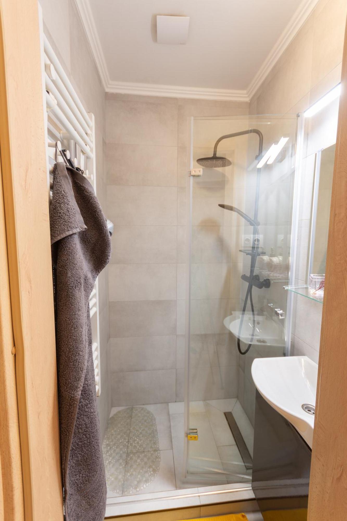 Quiet Rooms In The Bustling City Center Budapest Exterior photo